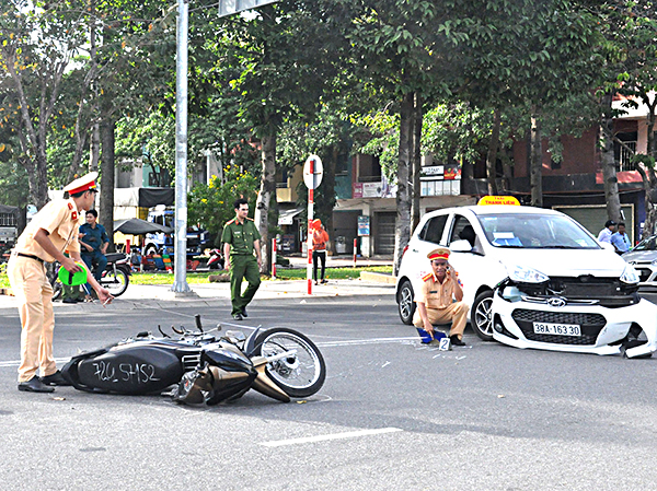 Một vụ tai nạn giao thông giữa ô tô và xe máy tại khu vực trước chợ Bà Rịa.