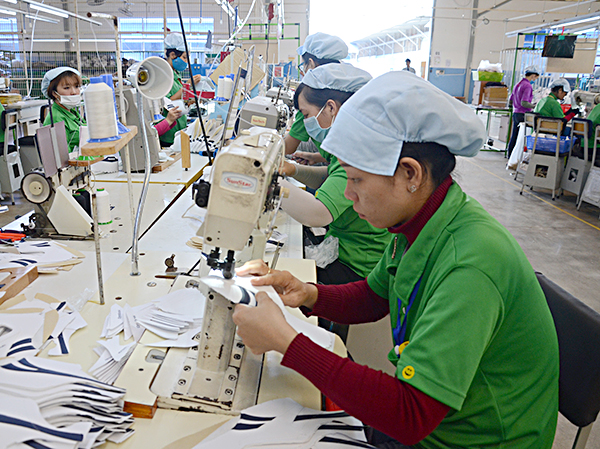 Tổng giá trị sản xuất công nghiệp-TTCN 9 tháng đầu năm của huyện Long Điền đạt 1.885 tỷ đồng. Trong ảnh: Công nhân Công ty Changchun Vina (huyện Long Điền) trong giờ sản xuất. Ảnh: MINH QUANG