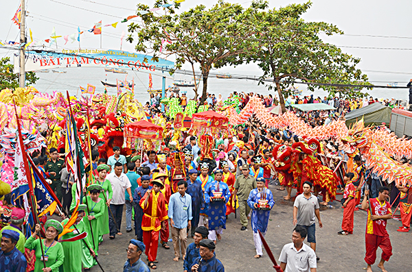 Dinh Cô Long Hải là một di tích lịch sử văn hóa thu hút khách của huyện Long Điền. Trong ảnh: Một hoạt động tại Lễ hội Dinh Cô Long Hải.