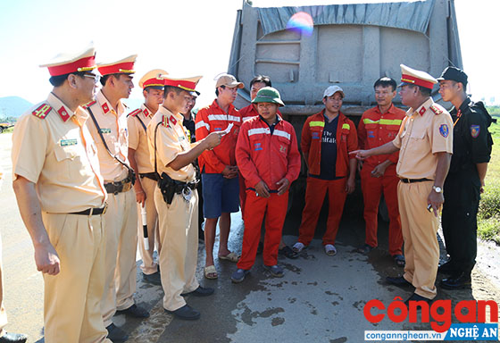Các lực lượng tham gia công tác tuần tra, kiểm soát trên các tuyến huyết mạch của tỉnh kiểm tra, xử lý nghiêm các hành vi vi phạm Luật Giao thông đường bộ