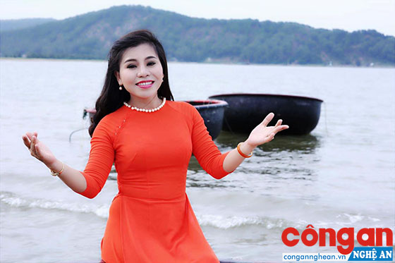 Ca sĩ Quế Thương hát với tất cả niềm đam mê của mình