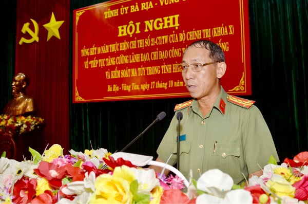 Đại tá Bùi Văn Thảo, Giám đốc Công an tỉnh báo cáo kết quả 10 năm thực hiện Chỉ thị 21.