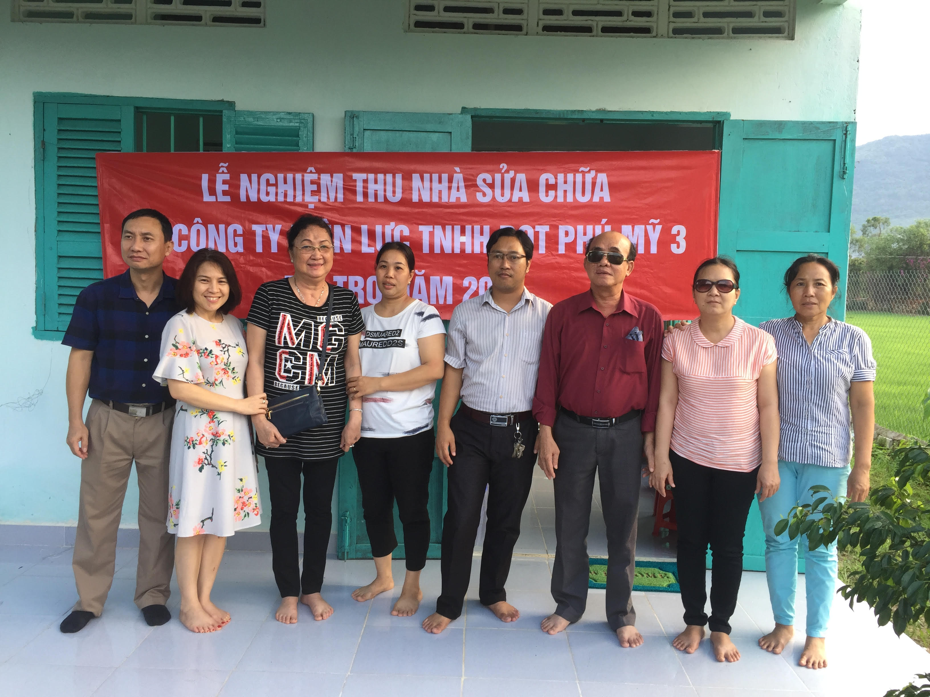 Gia đình em Huỳnh Nhật Thành (11 tuổi, TP.Bà Rịa) được Công ty Điện lực TNHH BOT Phú Mỹ 3 hỗ trợ 10 triệu đồng để sửa chữa nhà ở.