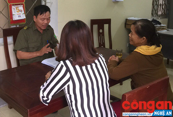 Đồng chí Hoàng Duy Dương, Trưởng Công an xã Nghi Xá làm việc với người dân