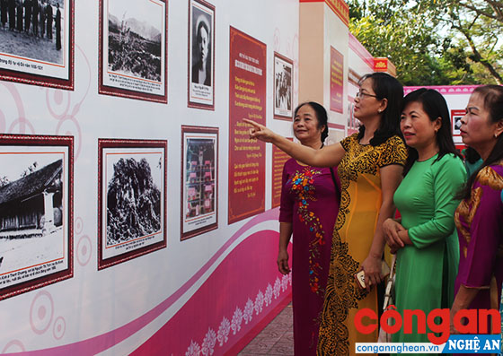 Các đại biểu tham quan tại các gian trưng bày