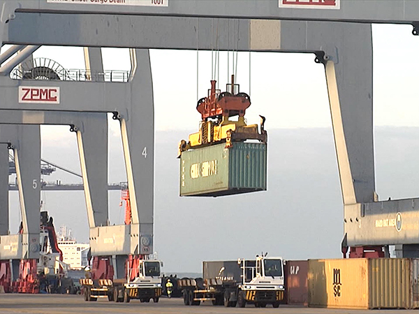 Bốc dỡ hàng container tại cảng CMIT.