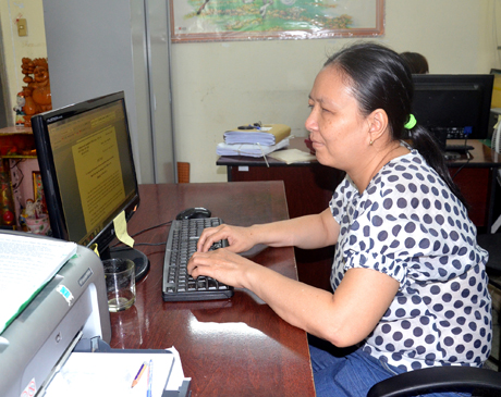 Bằng sự nỗ lực, chị Trang đã học cách sử dụng máy vi tính để thuận tiện cho công việc hằng ngày.