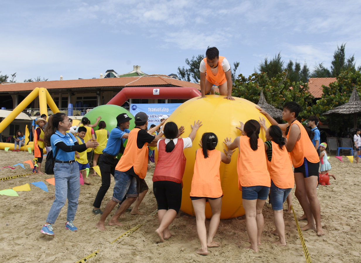 Nhóm khách đến từ Công ty Pouchen (Đồng Nai) vui chơi tại KDL Biển Đông đầu tháng 10-2018.