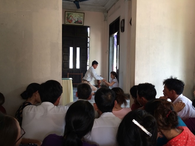  Nhiều người dân thiếu hiểu biết tìm đến để cô đồng Hoa đánh, tát chữa bệnh.