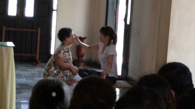 Đối tượng Hoa day huyệt, chưởng chiu chiu như trong phim chưởng vào vùng đầu và mặt người bệnh.