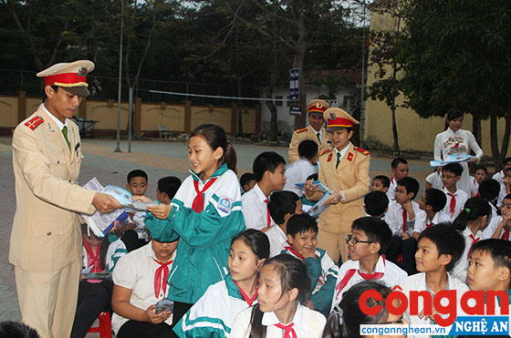 Công an Nghệ An tuyên truyền Luật Giao thông đường bộ cho học sinh