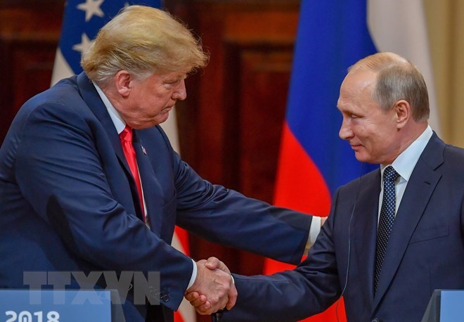 Tổng thống Nga Vladimir Putin (phải) và Tổng thống Mỹ Donald Trump trong cuộc họp báo sau cuộc gặp thượng đỉnh ở Helsinki, Phần Lan ngày 16-7.