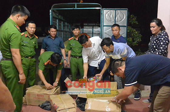  Lực lượng chức năng kiểm tra tang vật bị thu giữ