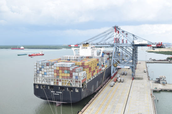 Tàu trọng tải lớn cập cảng CMIT (TX. Phú Mỹ) làm hàng. 