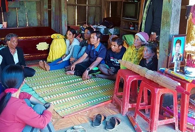 Người dân xã Cà Dy đau buồn trước cái chết đột ngột của những nạn nhân bị ngộ độc rượu.