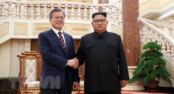 Tổng thống Hàn Quốc Moon Jae-in và nhà lãnh đạo Triều Tiên Kim Jong-un tại cuộc gặp  ở Bình Nhưỡng ngày 18-9-2018.