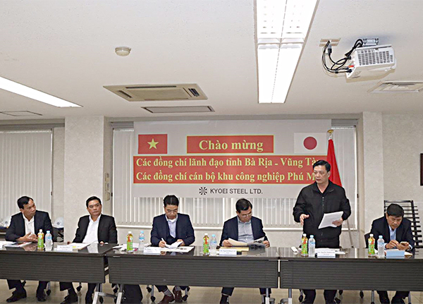 Đồng chí Nguyễn Thành Long, Phó Chủ tịch UBND tỉnh phát biểu tại buổi làm việc với Tập đoàn Kyoei Steel Ltd.