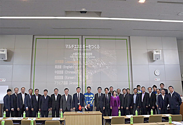 Đoàn công tác tỉnh BR-VT chụp hình lưu niệm cùng cán bộ, nhân viên Công ty Osaka Gas. 
