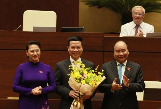 Thủ tướng Chính phủ Nguyễn Xuân Phúc, Chủ tịch Quốc hội Nguyễn Thị Kim Ngân chúc mừng tân Bộ trưởng Bộ Thông tin và Truyền thông Nguyễn Mạnh Hùng.