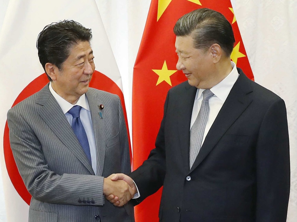 Chủ tịch Trung Quốc Tập Cận Bình (phải) và Thủ tướng Nhật Bản Shinzo Abe trong cuộc gặp bên lề Diễn đàn Kinh tế phương Đông (EEF) lần thứ 4 tại Vladivostok, Nga ngày 12-9.