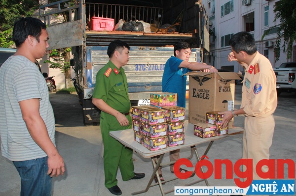  Lực lượng chức năng tiến hành thu giữ số pháo