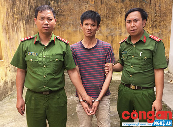 Cán bộ Công an huyện Kỳ Sơn dẫn giải đối tượng phạm tội về trụ sở Cơ quan CSĐT để làm rõ