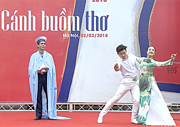 Một tiết mục văn nghệ trong chương trình Ngày thơ Việt Nam 2018 được tổ chức tại Hà Nội nhằm tôn vinh thơ.