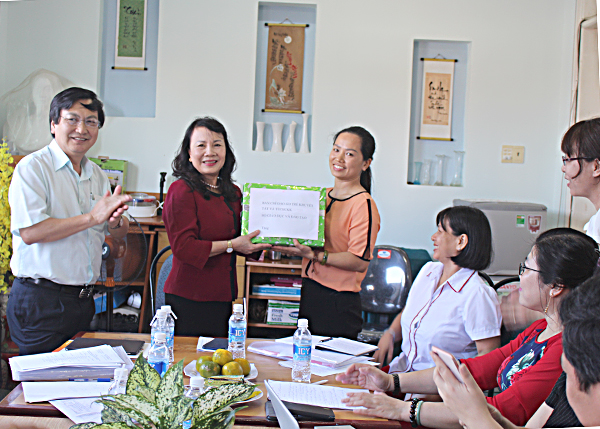 Thứ trưởng Bộ GD-ĐT Nguyễn Thị Nghĩa tặng quà đại diện Trường MN Minh Đăng (TP.Vũng Tàu).