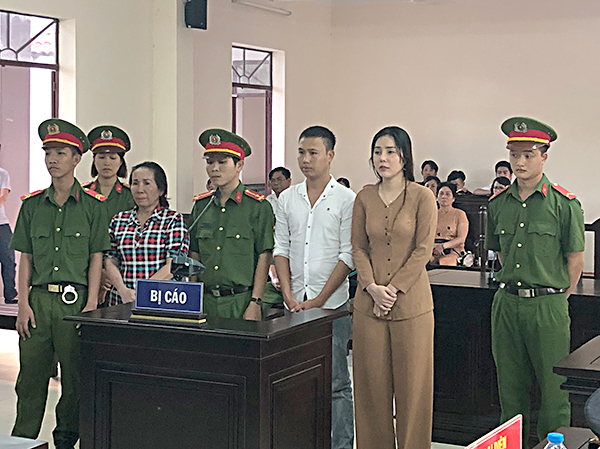 Các bị cáo (từ trái qua): Trần Thị Kim Cúc, Vũ Văn Công, Lê Thị Kim Ngọc.