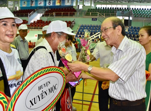 Ông Lê Huy Luyện, Chủ tịch Hội cựu giáo chức tỉnh BR-VT tặng hoa cho các đội về tham dự.