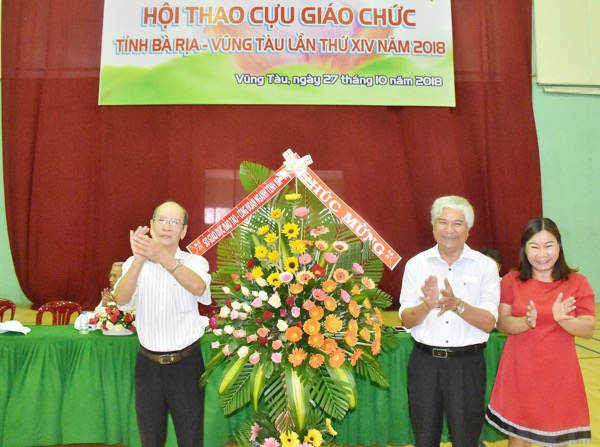 Ông Nguyễn Thanh Giang, Giám đốc Sở GD-ĐT (thứ 2 từ phải qua) tặng lẵng hoa tươi thắm cho đại diện Hội cựu giáo chức tỉnh để chúc mừng hội thao.