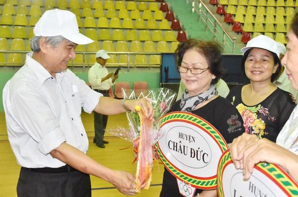 Ông Nguyễn Thanh Giang, Giám đốc Sở GD-ĐT tặng cờ lưu niệm cho các đoàn về tham dự hội thao.
