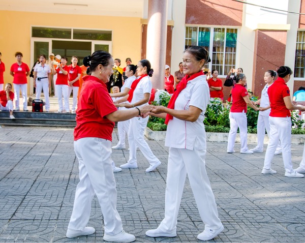 Hội viên Hội Thể dục dưỡng sinh TP. Vũng Tàu biểu diễn bài tập khiêu vũ dưỡng sinh.