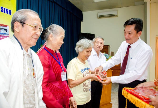 Đồng chí Nguyễn Văn Bùi, Phó Trưởng Ban Dân vận Thành ủy Vũng Tàu trao Kỷ niệm chương cho các cán bộ, hội viên.