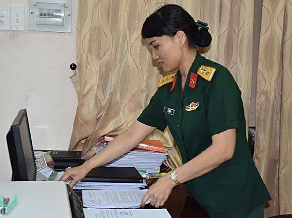 Thượng úy Lê Thị Vân, Bộ Chỉ huy Quân sự tỉnh sắp xếp tài liệu, công văn.