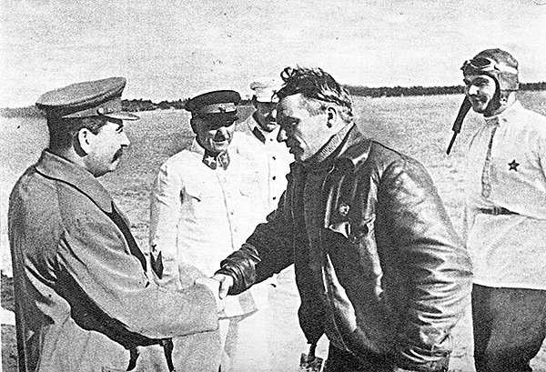 Lãnh đạo Liên Xô Stalin đón các phi công.