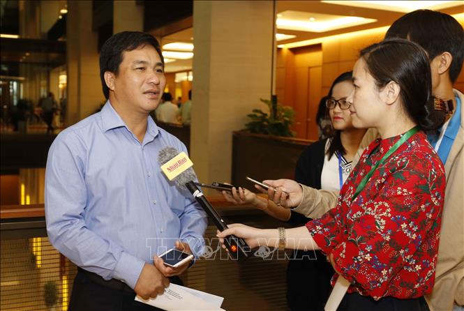 Đại biểu Dương Minh Tuấn (Đoàn đại biểu Quốc hội tỉnh Bà Rịa - Vũng Tàu) trả lời phỏng vấn báo chí trong giờ nghỉ giải lao.