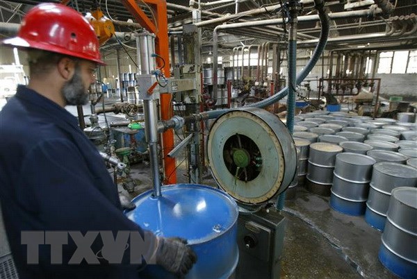 Công nhân làm việc tại nhà máy lọc dầu Dura ở ngoại ô Baghdad, Iraq.