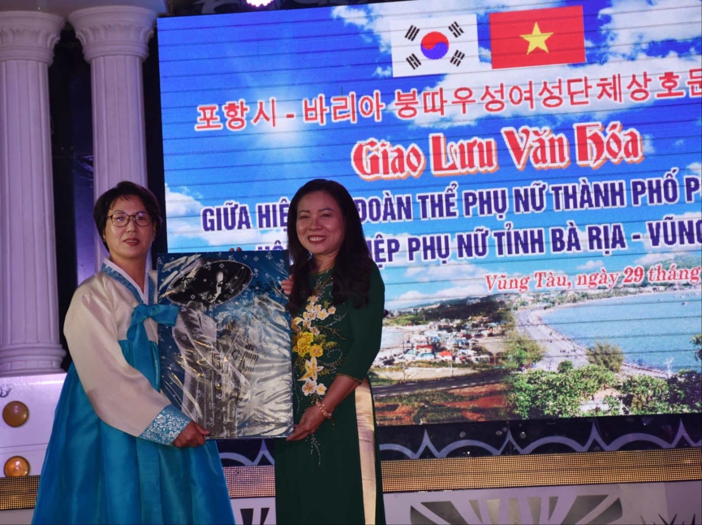 Hội LHPN tỉnh tặng quà lưu niệm cho Đoàn thể phụ nữ Thành phố Pohang