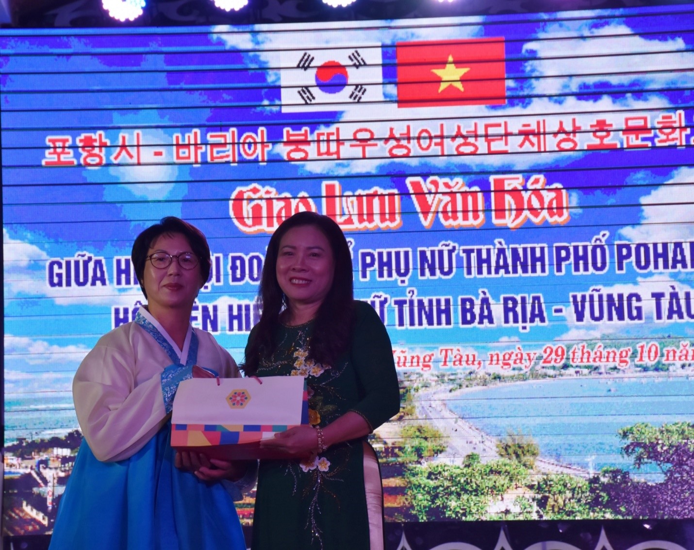 Đoàn thể phụ nữ Thành phố Pohang tặng quà lưu niệm cho Hội LHPN tỉnh