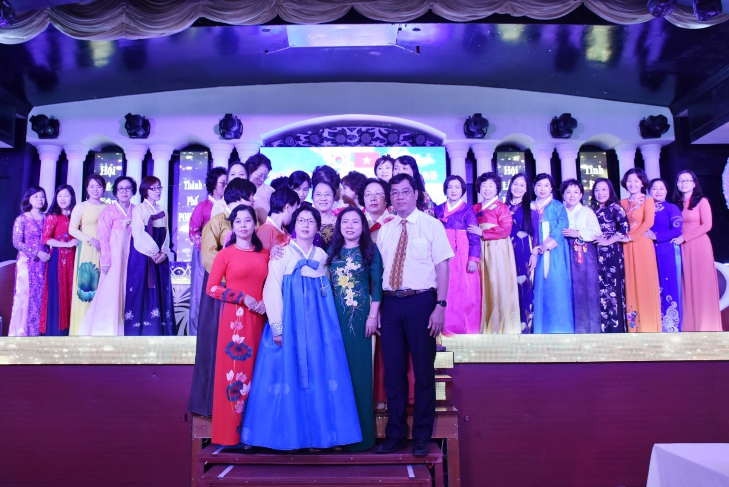 Đoàn Hiệp hội Đoàn thể phụ nữ Thành phố Pohang (Hàn Quốc) và Hội LHPN tỉnh chụp hình lưu niệm cùng các đại biểu