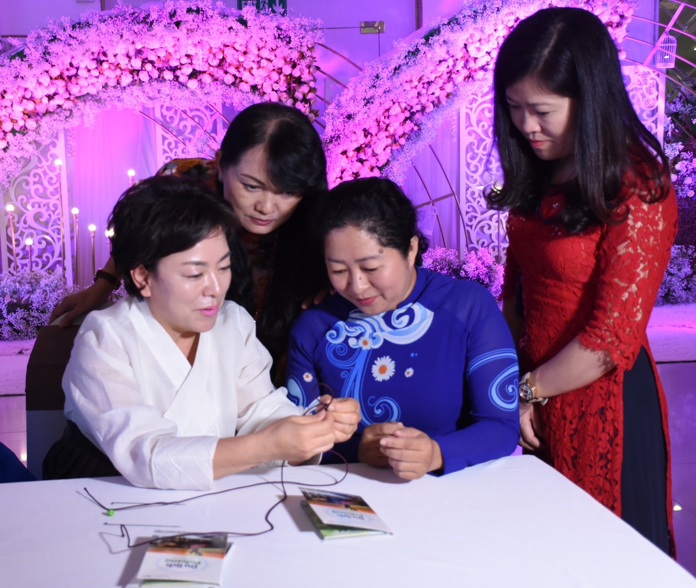 Đoàn Hiệp hội Đoàn thể phụ nữ Thành phố Pohang trực tiếp làm 20 bộ vòng cổ bằng các mắt gỗ truyền thống Hàn Quốc giới thiệu  tới đại biểu