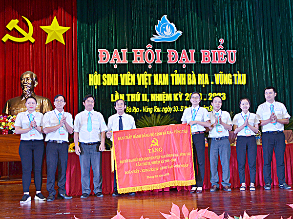 Đồng chí Trương Thanh Phong, Tỉnh ủy viên, Giám đốc Sở Nội vụ  trao tặng bức trướng “Đoàn kết - xung kích - sáng tạo - hội nhập” của Ban Chấp hành Đảng bộ tỉnh cho Ban Chấp hành Hội SV tỉnh khóa II, nhiệm kỳ 2018-2023.