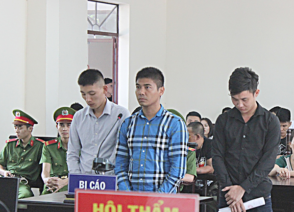 Ngày 30-10-2018, TAND tỉnh xét xử vụ án giết người xảy ra tại phường 10 (TP.Vũng Tàu), từ trái sang là các bị cáo: Lê Văn Hải, Trương Văn Tùng và Trần Ngọc Anh.