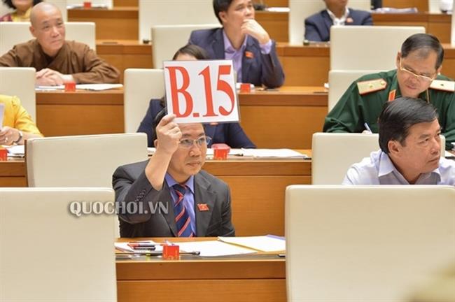 ĐBQH Lưu Bình Nhưỡng giơ biển tranh luận lại