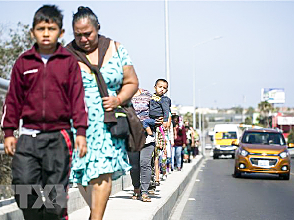 Người di cư tiến về khu vực biên giới Mexico-Mỹ tại bang Baja California (Mexico) ngày 28-4. 