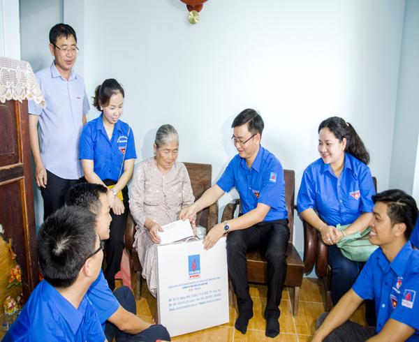 Đoàn viên, thanh niên các đơn vị tặng quà Mẹ Việt Nam Anh hùng Trần Thị Lưỡng.