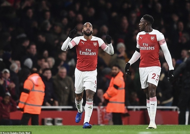 Alexandre Lacazette xuất thần đã giữ 1 điểm ở lại sân Emirates.
