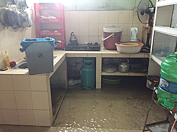 Sau trận mưa giữa tháng 10 vừa qua, nước tràn vào nhà bà Ngô Thị Trang (tổ 7, thôn Xuân Tân, xã Xuân Sơn, huyện Châu Đức), gây hư hỏng nhiều vật dụng.
