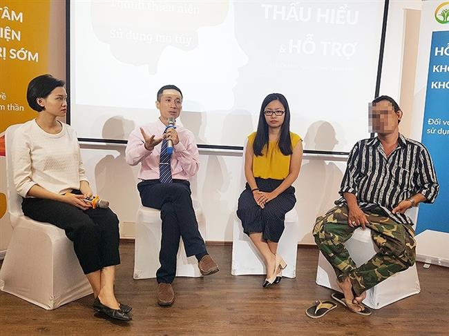 ThS-BS Nguyễn Sang Chí Trung (thứ hai từ trái qua) chia sẻ kiến thức về các loại ma túy tại hội thảo. Chị Thùy Linh (thứ ba từ trái qua) và anh Hoàng (bìa phải) chia sẻ cách tiếp cận, giúp đỡ không kỳ thị người sử dụng ma túy
